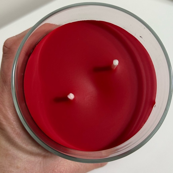 Yankee Candle Cherries on Snow Red Jar Candle - Picture 2 of 4